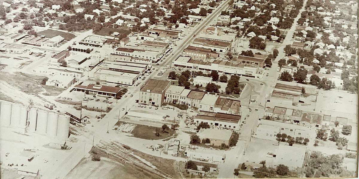 Essays From West of 98: Neighbors buff.ly/44Eu4Xi