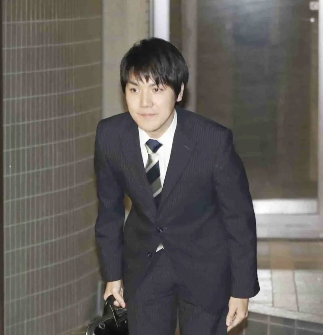 tyomateee's tweet photo. 小室圭さんのお辞儀、いつ見ても工事現場で笑った https://t.co/Eu0yPgSD5B