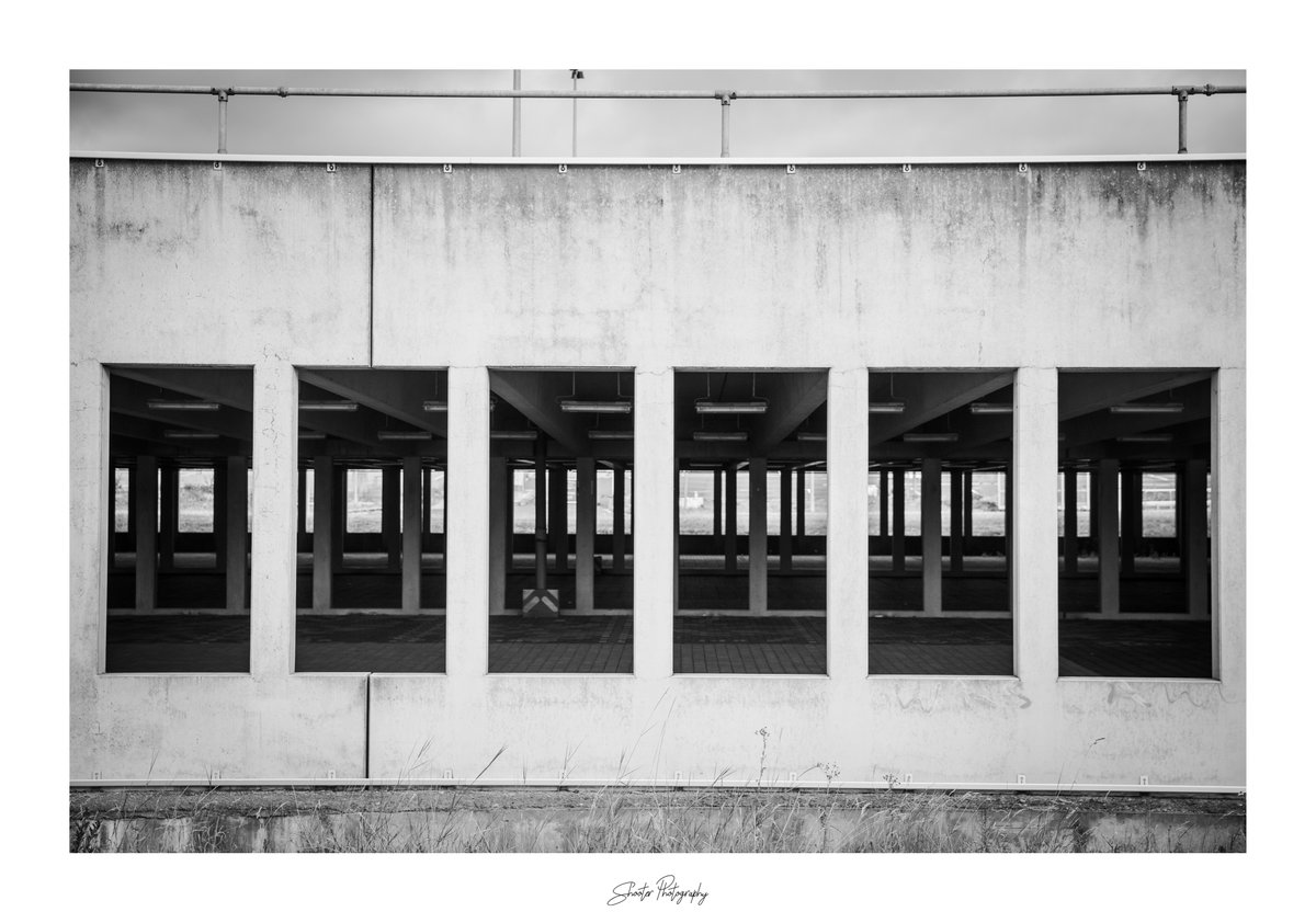 ShooterPics's tweet photo. Frankfurt Hahn Airport, Germany 

Vivian Maier inspired style

Canon 1DX
Canon 24-70mm F/2.8 L ii
1/640
F/5
ISO 400

#Frankfurt #Germany #HahnAirport #VivianMaier #Landscape #Cityscape #BlackandWhite #Canon #Canon1DX https://t.co/Sw1usptHQ7