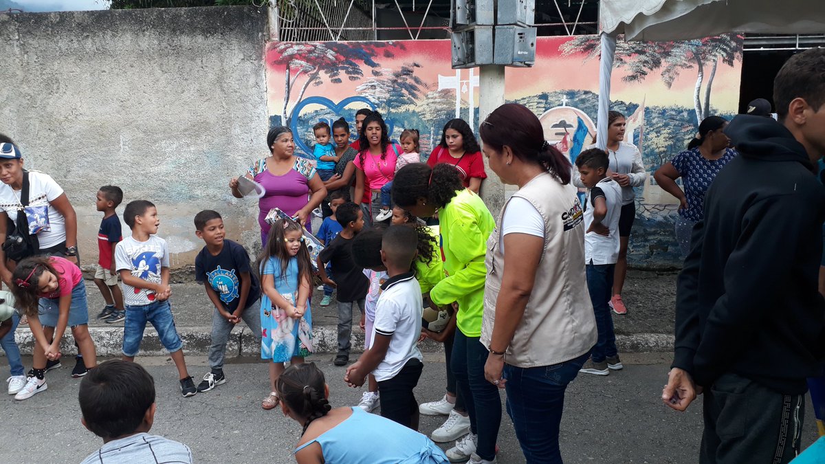 cmdnapc's tweet photo. Seguimos celebrando el #DiadelNiño en esta ocasión le toco el turno a la parroquia #Borburata para el deleite de todos los niños de este lindo sector, celebración realizada gracias a nuestra primera combatiente @MaDanielaDiaz31 y el alcalde @JCbetancourt72 @apuertocabello https://t.co/Bw2armsc5R
