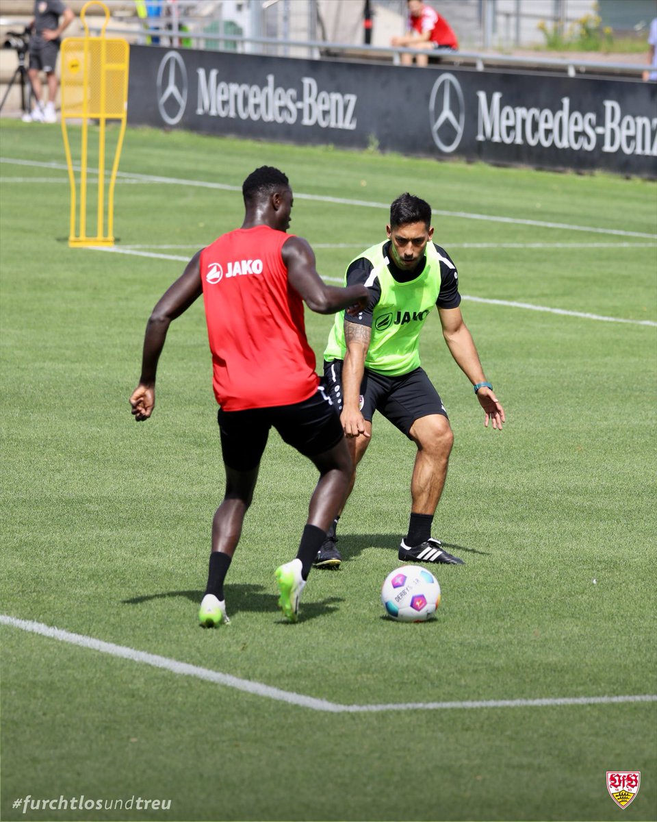 VfB's tweet photo. Verteidiger-Gen immer noch voll da bei Malik #Fathi 😎💪💪
#VfB | #CoTrainer https://t.co/cmjbo8tnlC