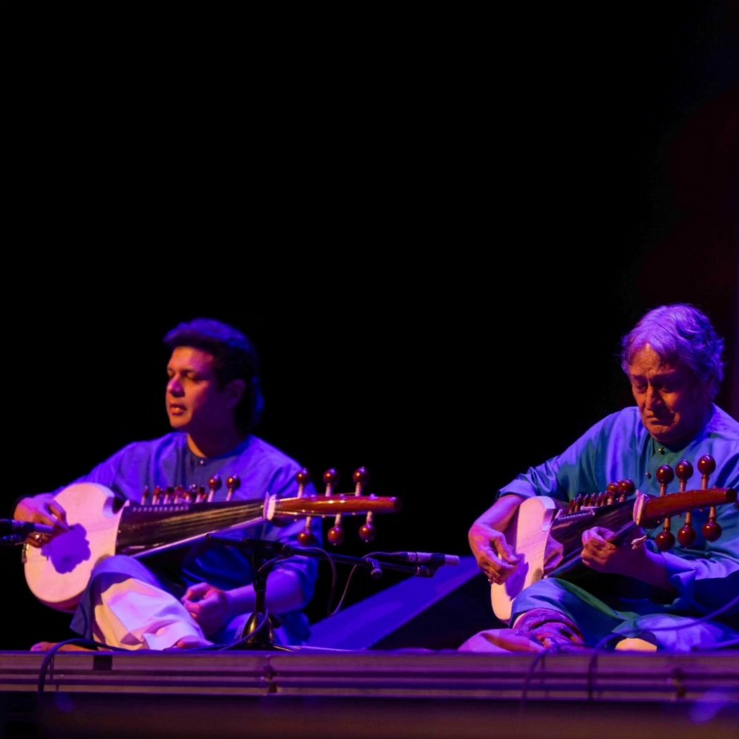 AmaanAliBangash's tweet photo. Merging the mystique of the East with the profound melodies of the West while weaving soulful ties that endure long after the last note fades.
@theschaefercenter @appsummerfestival @SharonIsbin
๐ท Credit - Kyla Willoughby
#stringsforpeace #sarod #SarodEnthusiasts #GlobalMusic https://t.co/Px9CI2UAY0