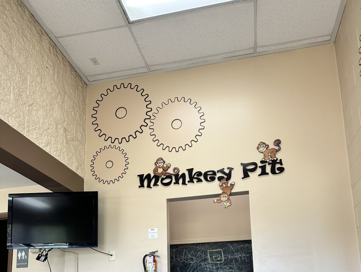 Rush74Kyle's tweet photo. Stopped by the Grease Monkey to get YYZED an oil change before heading to the Oregon coast on Saturday! #TMMB #RushFamily @RushFamTourneys @vivien2112 @_Rushfans #TheMainMonkeyBusiness https://t.co/k8PohSJO9x