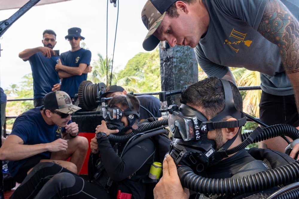 defenceattnews's tweet photo. US Navy & #IndianNavy divers assigned to CTF 73 participated in a joint- bilateral diving & salvage exercise #SALVEX in #Kochi, Kerala.
#Navy #USNavy #USA #Exercise #Divers https://t.co/xxrD3L17ag