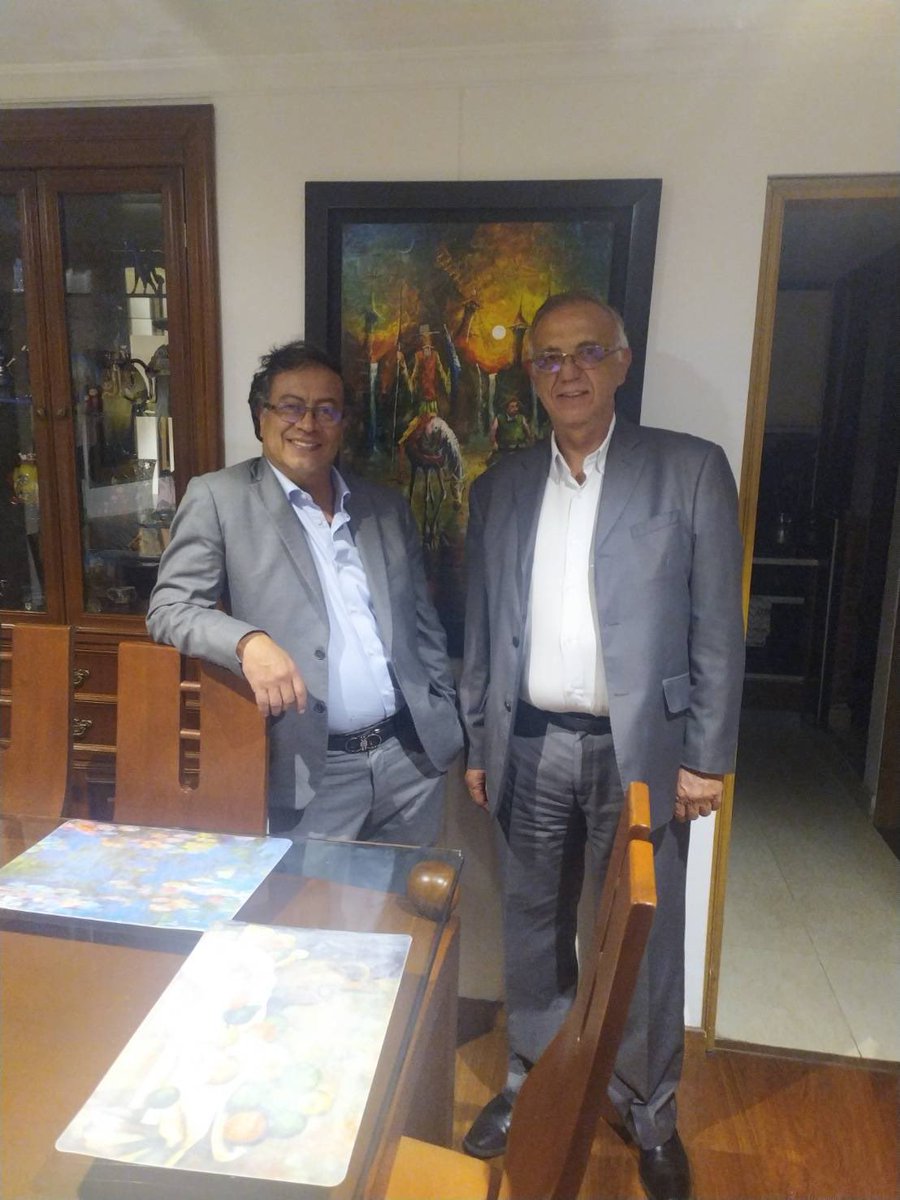 La dupla, que tiene ARDIDOS por estropear los negocios cocaleros de la " gente de bien" de RT gente y like para que se Ardan más. 
#20JPorLaSoberania