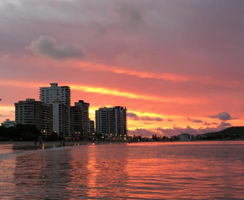 AnguloAlava's tweet photo. #puntacarnero #playarosada #salinas #chipipe #marbravo 
#ecuadorprimero #vacationmode #playalover #martinifiero #sunsetlover https://t.co/Us5B6gnHUd