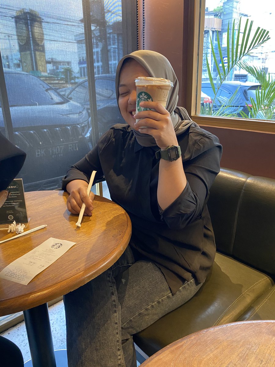 Dari aku, 
Yang pura-pura bahagia.
Yang kalau pagi sampe sore pusing mikirin kerjaaan kalau malam feeling lonely 😑