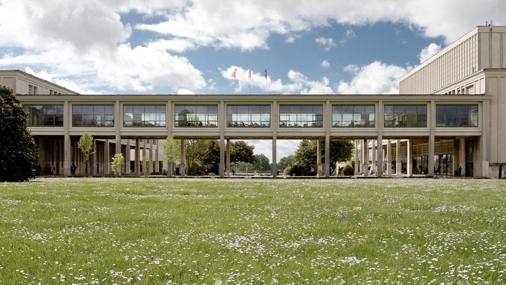 #JeudiPhoto 📸
Ambiance estivale à l’université de Caen Normandie ☀️

#UNICAEN #été #campus
