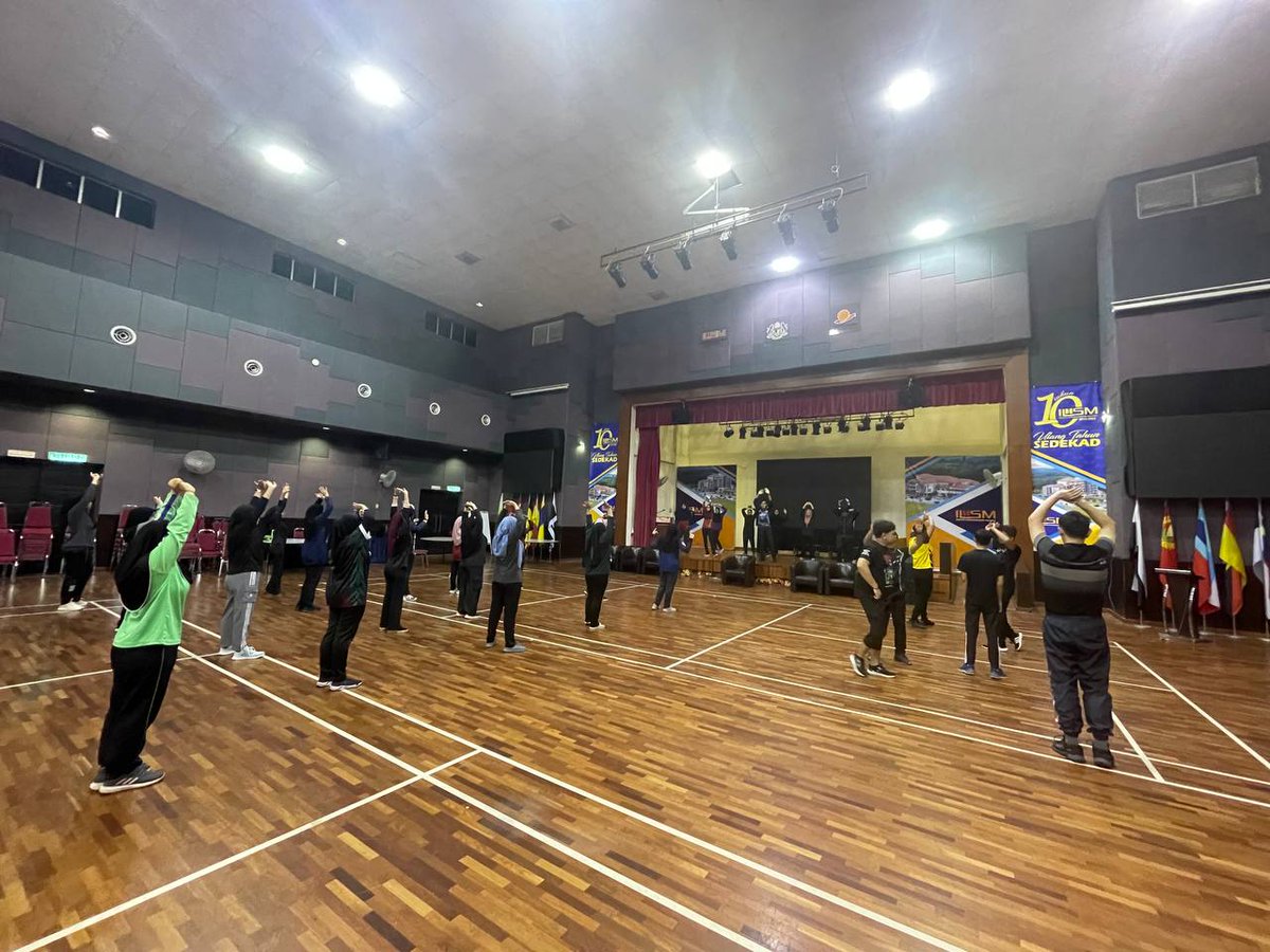 scdp_dosm's tweet image. 2. Melakukan aktiviti #fitDOSM yang diketuai oleh Coach Shidi. 

Aktiviti  yang dilakukan adalah:
a) Joging keliling dalam Dewan Sigma (10 minit)
b) Mempelajari teknik senaman yang betul
c) Melakukan tyre push up sebanyak 15 kali
d) Senaman "Flip Tyre" sebanyak 15 kali