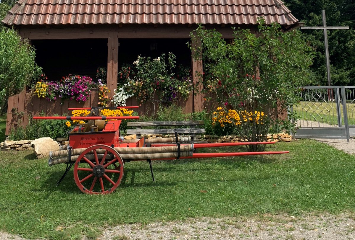 Unsere historische Pumpe wurde für ein Buch über historische Geräte im Landkreis vor schöner Kulisse abgelichtet. #historisch #pumpe #werkfeuerwehr - wir wünschen der Autorin viel Erfolg bei ihrem Werk.