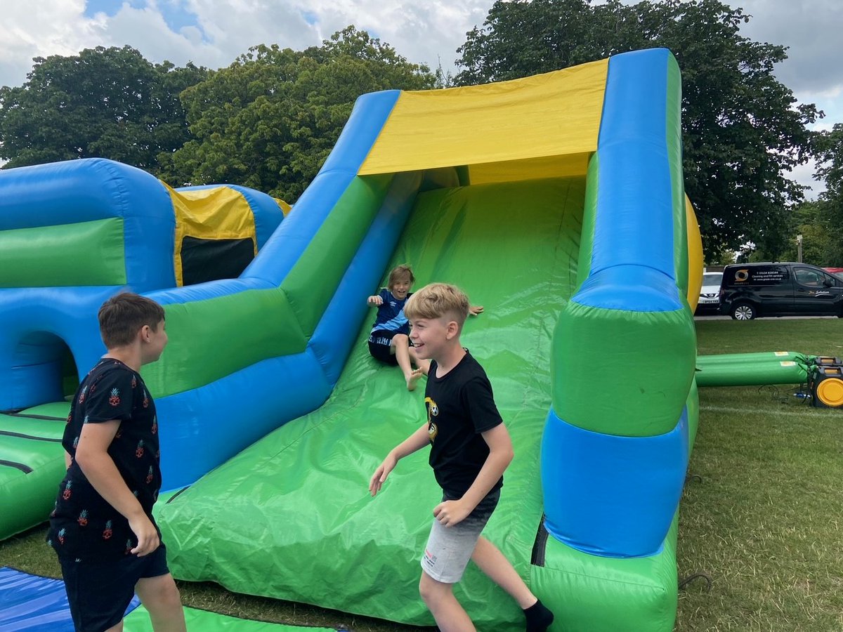 Leavers party has truly began in style with inflatables fun! We hope you enjoy your party year 6, bouncy castles, hot dogs, music and candy floss! Lots of laughter, giggles, friendships and fun! https://t.co/yAwJkFp9mM