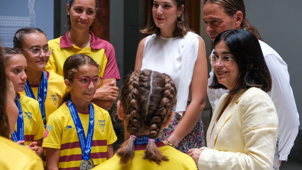 CarolinaDarias's tweet photo. En las #CasasConsistoriales del @AyuntamientoLPA hemos recibid al equipo de natación artística del @cn_metropole 

Muchas felicidades por los éxitos obtenidos en el Campeonato de España Alevín y Junior.

Son un orgullo para la ciudad. 

¡Campeonas! 👏👏👏 https://t.co/z0BrBZwFLP