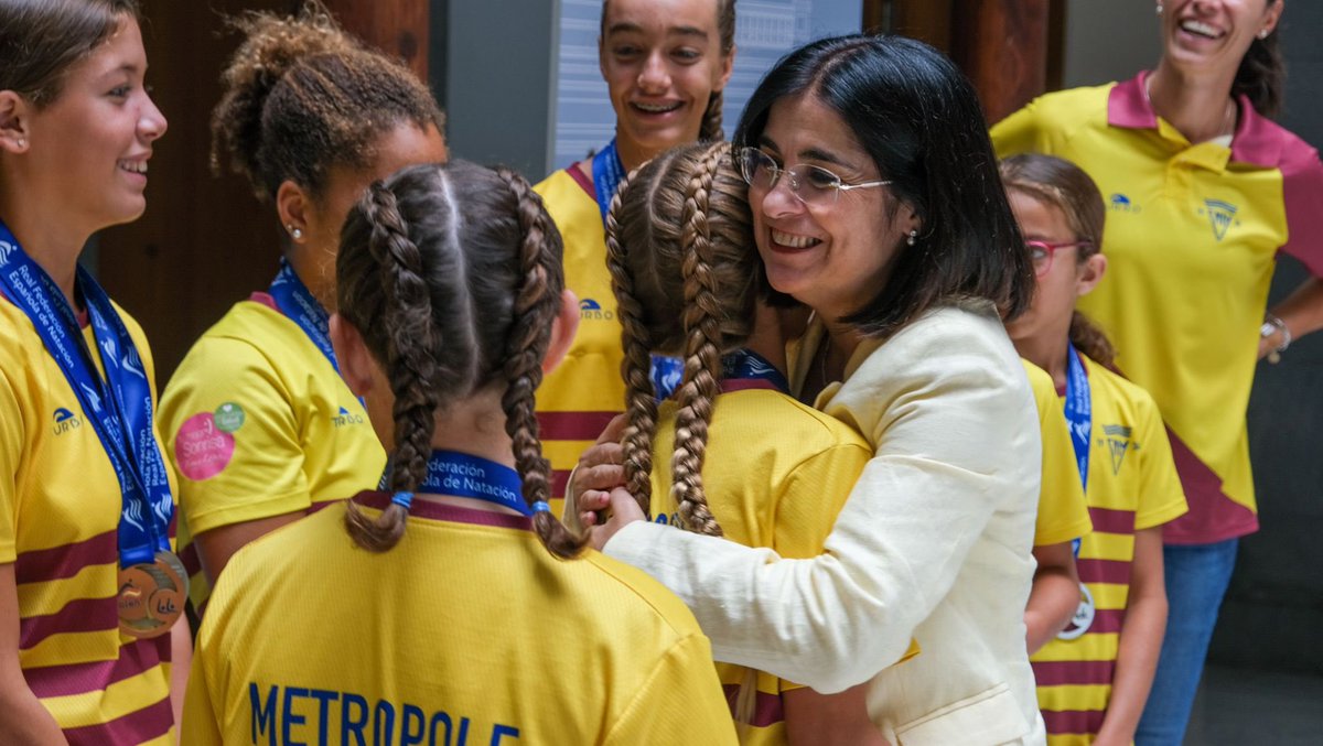 CarolinaDarias's tweet photo. En las #CasasConsistoriales del @AyuntamientoLPA hemos recibid al equipo de natación artística del @cn_metropole 

Muchas felicidades por los éxitos obtenidos en el Campeonato de España Alevín y Junior.

Son un orgullo para la ciudad. 

¡Campeonas! 👏👏👏 https://t.co/z0BrBZwFLP