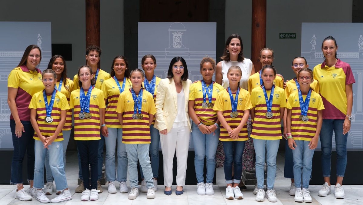 CarolinaDarias's tweet photo. En las #CasasConsistoriales del @AyuntamientoLPA hemos recibid al equipo de natación artística del @cn_metropole 

Muchas felicidades por los éxitos obtenidos en el Campeonato de España Alevín y Junior.

Son un orgullo para la ciudad. 

¡Campeonas! 👏👏👏 https://t.co/z0BrBZwFLP