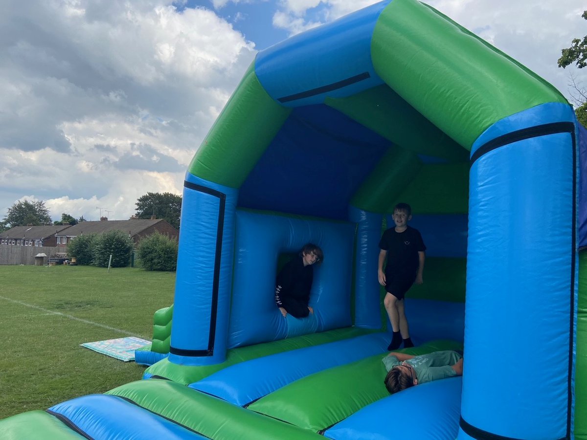 Leavers party has truly began in style with inflatables fun! We hope you enjoy your party year 6, bouncy castles, hot dogs, music and candy floss! Lots of laughter, giggles, friendships and fun! https://t.co/n9KVY5n2PB