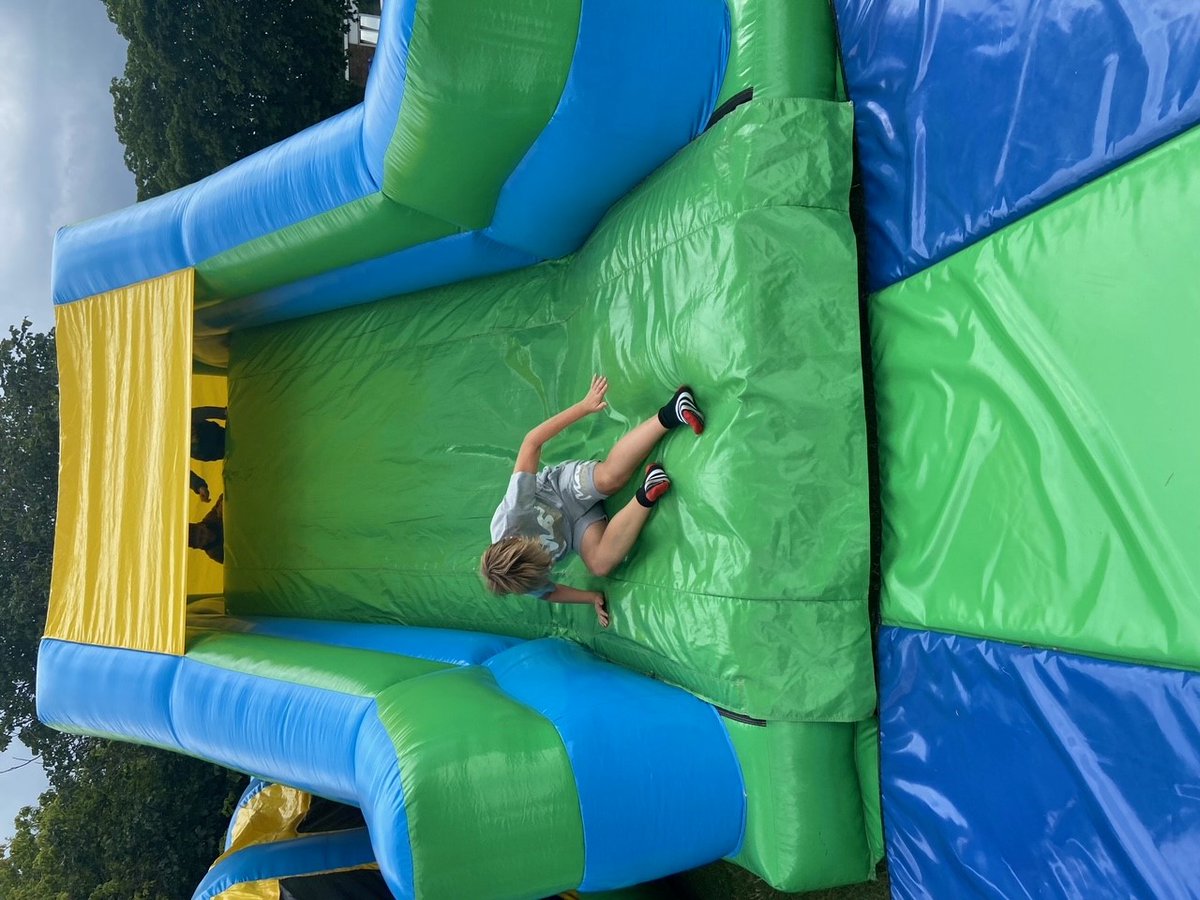 Leavers party has truly began in style with inflatables fun! We hope you enjoy your party year 6, bouncy castles, hot dogs, music and candy floss! Lots of laughter, giggles, friendships and fun! https://t.co/RsMNl3hExj