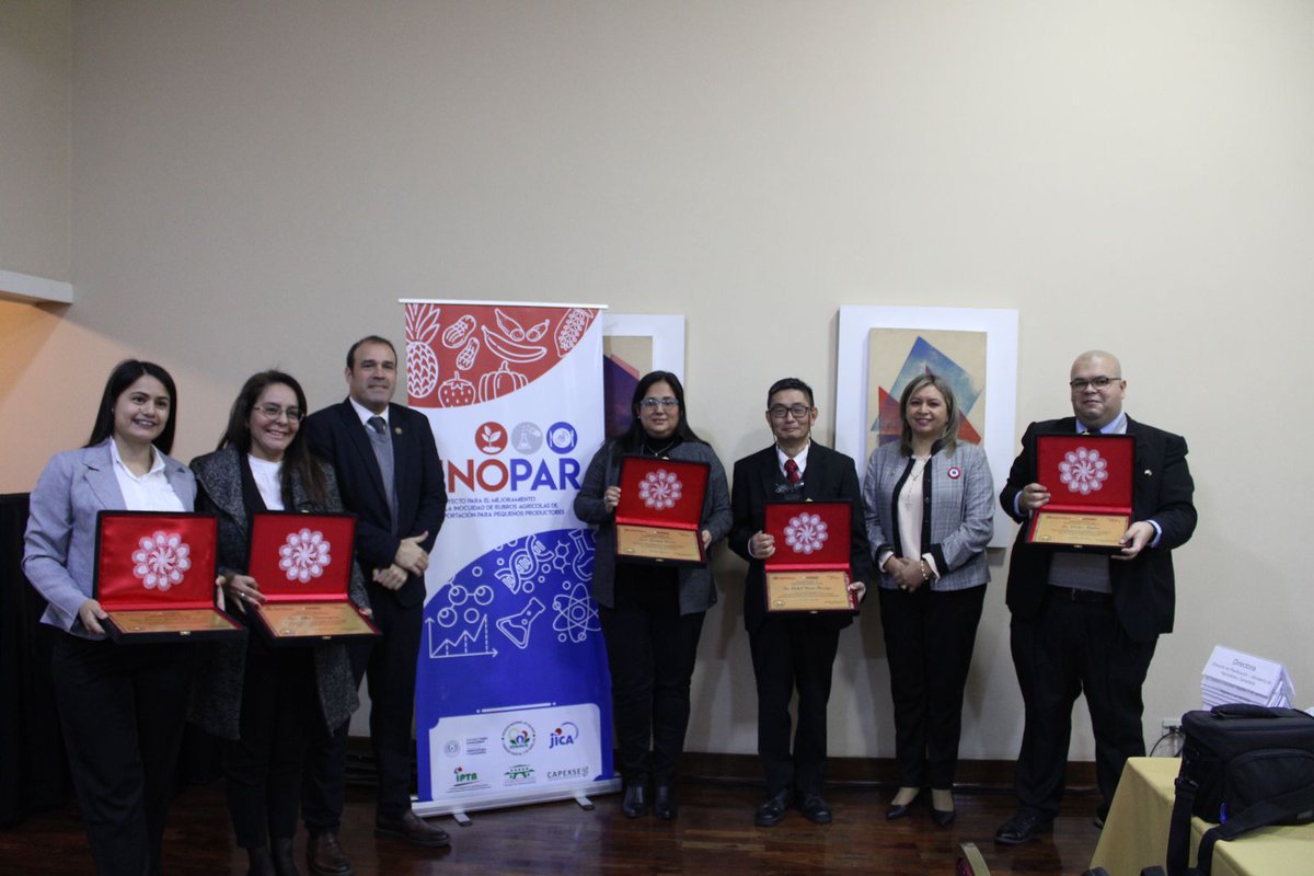 SENAVEParaguay's tweet photo. En el marco de la presentación del informe del proyecto #INOPAR 2017 – 2023, el titular del #MAG, del #SENAVE y del #IPTA, entregaron placas de reconocimiento a técnicos del SENAVE y de la #JICA, por su destacada labor durante la ejecución del mencionado proyecto. https://t.co/KfUKhOr3oy