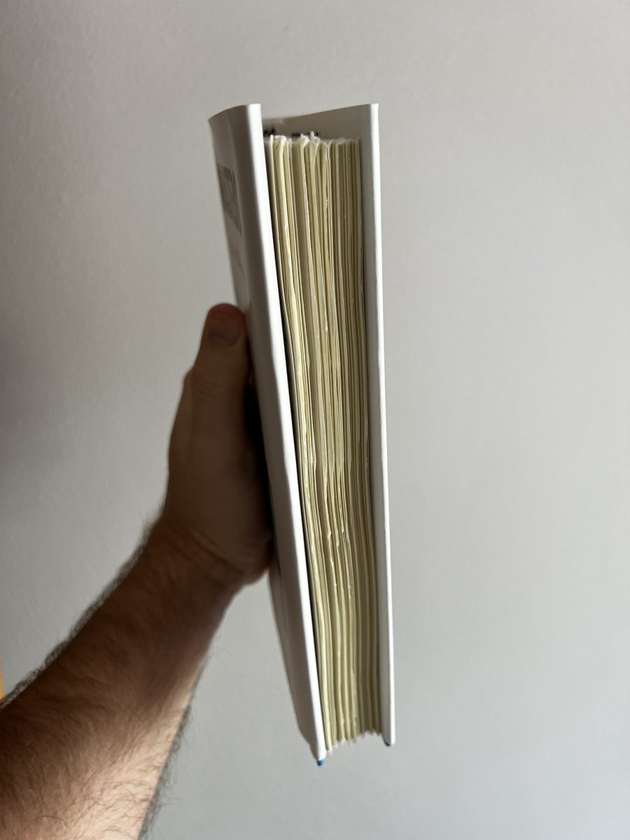 chicobarney's tweet photo. Não sei se é erro da gráfica ou uma estética proposital, mas adoro quando o livro vem com as páginas irregulares, uma coisa meio tênis da Balenciaga. https://t.co/GqGBYtFQko