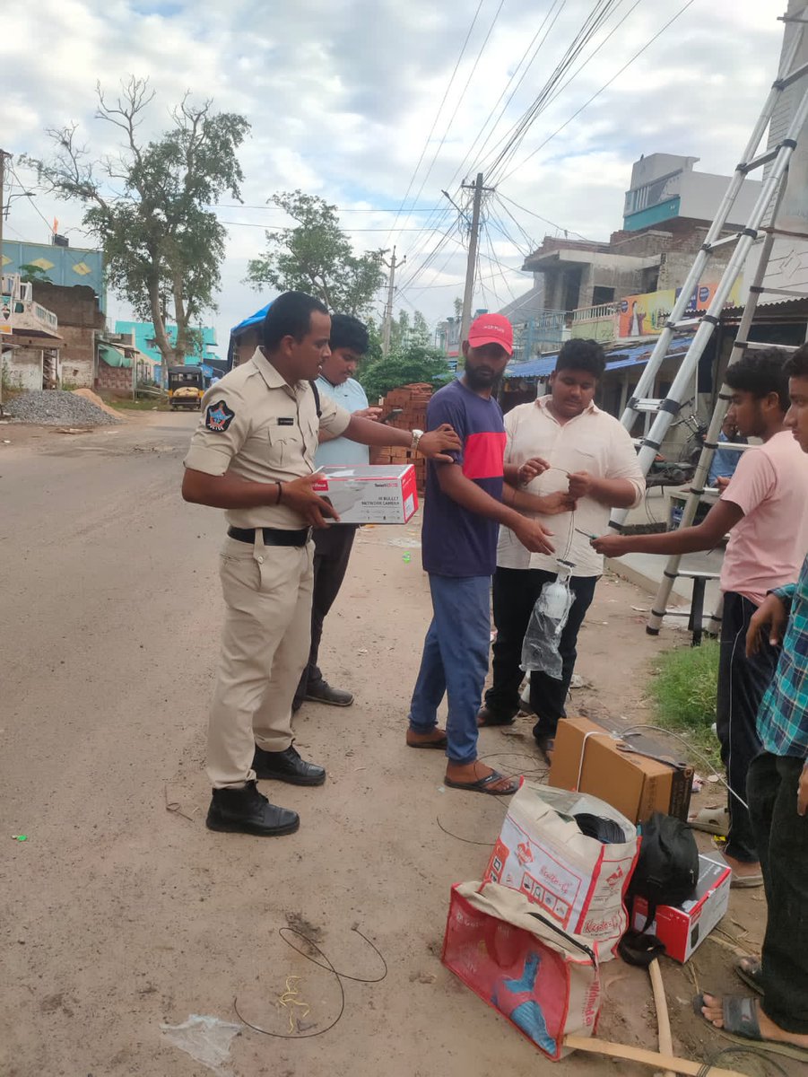 SRIKAKULMPOLICE's tweet photo. నేరాల నియంత్రణకు తీసుకుంటున్న భద్రత చర్యల్లో భాగంగా సరుబుజ్జిలి పోలీసులు, ముఖ్యకూడళ్లలో సీసీ కెమెరాలను ఏర్పాటుచేయడం జరిగింది.
@APPOLICE100 
#Securitymeasures
#surveillance 
#CCcameras
#Srikakulampolice https://t.co/wRfHWeQtzG