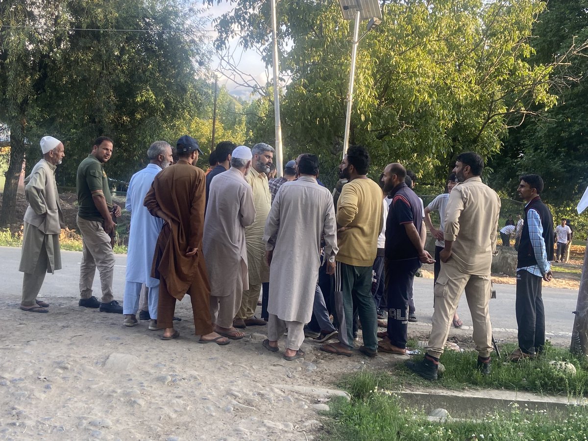MSaleemParay's tweet photo. Listening to my people and Having interactions with my people.
Their advices, suggestions and experience is the wealth, I cherish for!!!
Your Love, faith and belief in me makes me more stronger.
I am grateful and will Insha Allah never let you down.
#AlwaysForPeople
@DPAP_office https://t.co/LrPSV0orrG