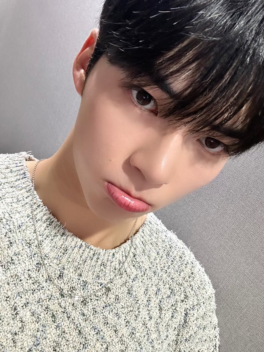 _💌

제로즈~
오늘 엠카, 라디오 잘 봤어요?
서로에게 힘이 되어주는 요즘 너무 행복하고
우리 제로즈들도 건강 잘 챙기자요!!
(팅글 셀카는 선물!)

예쁜이들 사랑해..💝

#SUNGHANBIN #성한빈
#ZEROBASEONE #ZB1 #제로베이스원