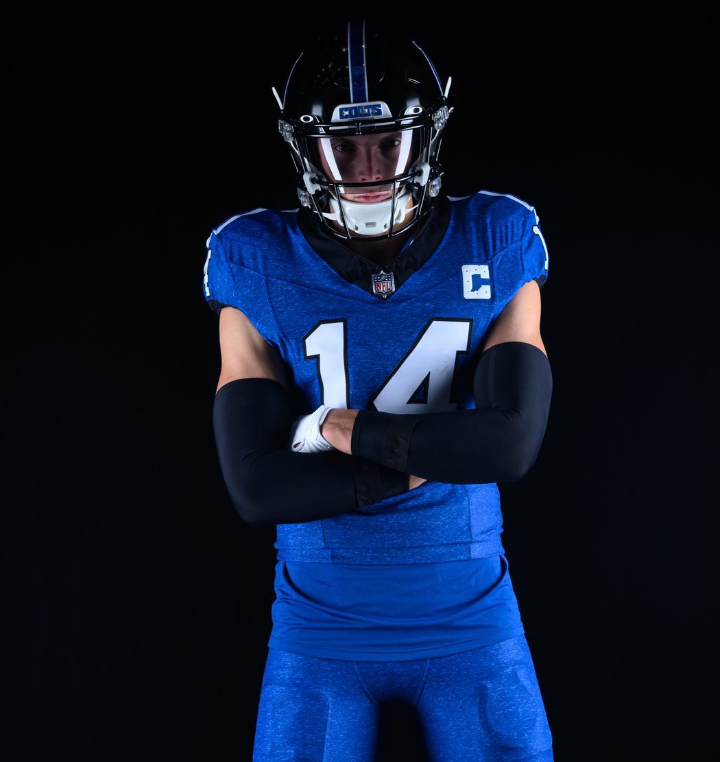 fashion_nfl's tweet photo. The Colts and Lions didn't get the memo. https://t.co/WAqPV7Yu0r