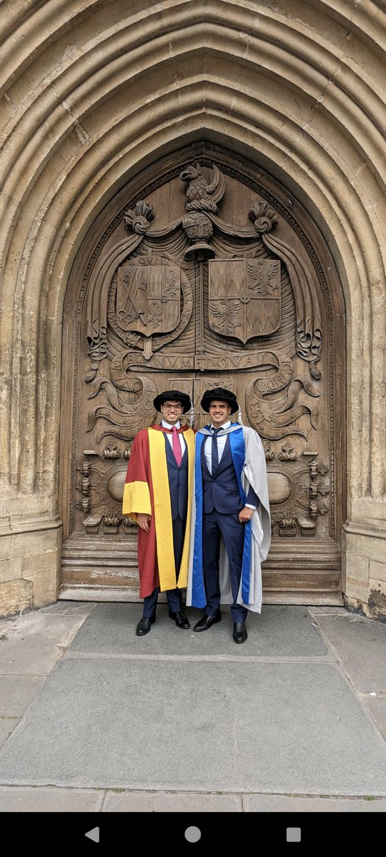 Congratulations <a href="/Alex_J_Porter_/">Dr Alexander Porter</a> on your #graduation for your PhD! Leading the way for many more from the group we hope. Enjoy your success and best of luck!🥲👨🏻‍🎓⚛️