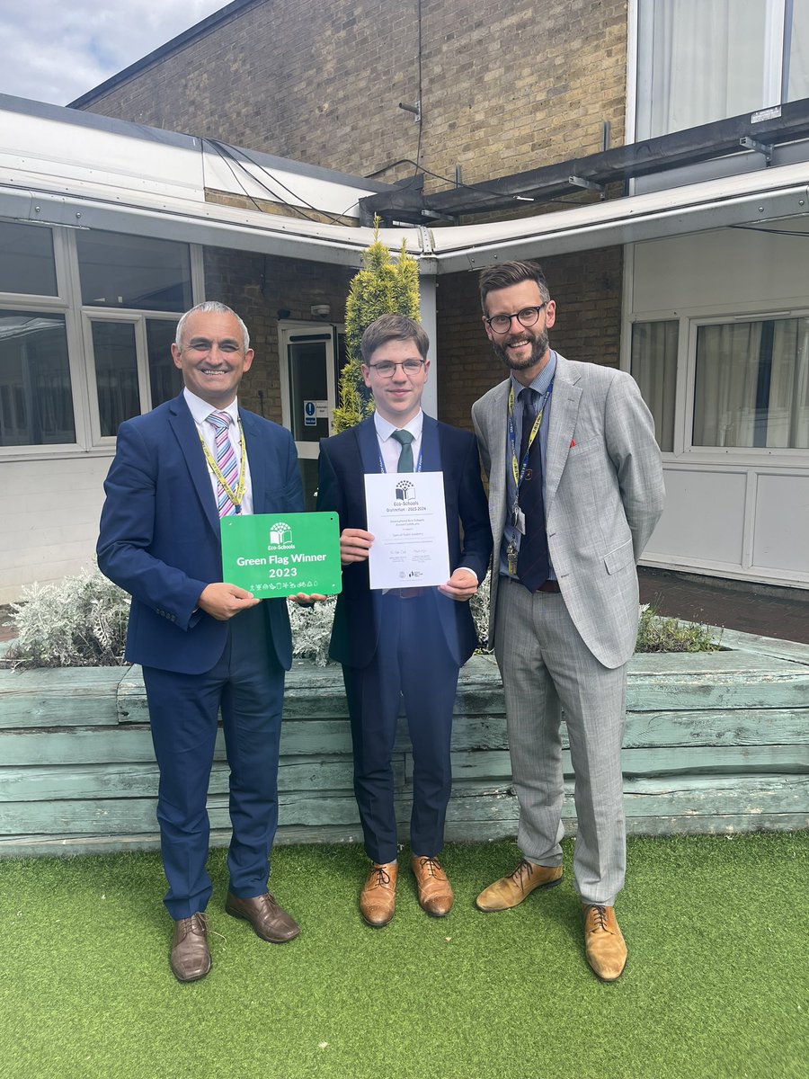 Some exciting news to celebrate at the end of the year. We received our Distinction Green Flag Award from <a href="/EcoSchools/">Eco-Schools England</a> what a great way to end our most sustainable year yet! #ecoschool #Sustainability <a href="/SRA_StAlbans/">Samuel Ryder Academy</a> @RHSSchools <a href="/ScholarsEdTrust/">Scholars' Education Trust</a> #setpride
