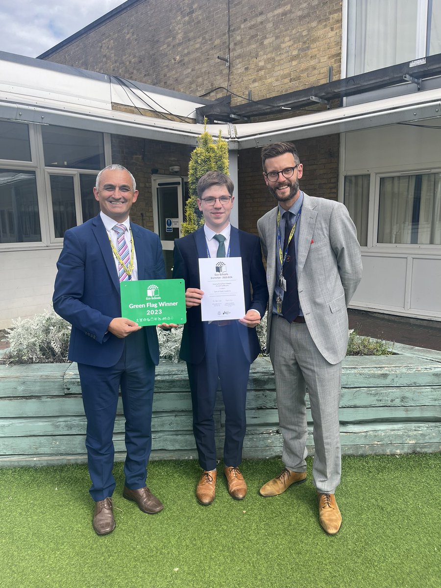 Some exciting news to celebrate at the end of the year. We received our Distinction Green Flag Award from @EcoSchools what a great way to end our most sustainable year yet! #ecoschool #Sustainability @SRA_StAlbans @RHSSchools @ScholarsEdTrust #setpride