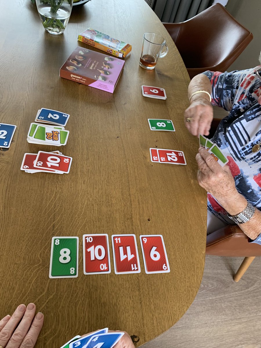 ⁦<a href="/LogeerhuisBred1/">@LogeerhuisBredius</a>⁩ Mevr. 92 jaar kan slecht zien en horen, maar #skipbo spelen of #rummicub als de béste. Leert anderen zeer deskundig hoe ‘t moet..