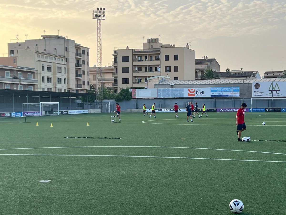 El nostre #JuvenilA va començar la pretemporada ahir‼️⚽️

Començam a encalentir motors.. la temporada 23-24 arriba an un no res 💪🏻

#VamosManacor #OrgullManacori #SomCantera #SomCentenari