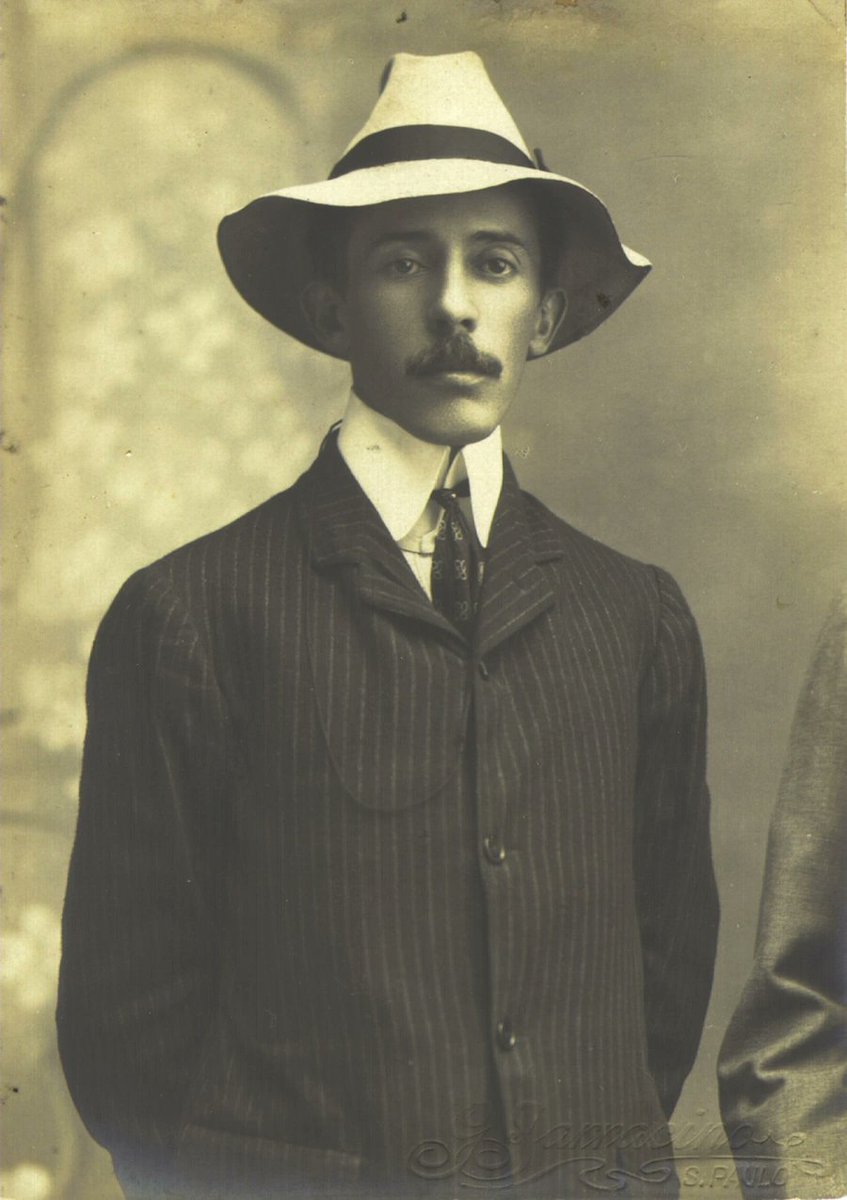 historia_pensar's tweet photo. Há 150 anos, em 20 de julho de 1873, nascia o inventor brasileiro Alberto Santos Dumont. Alcunhado "pai da aviação", Santos Dumont foi o primeiro aeronauta a realizar uma demonstração pública e homologada de um voo com uma aeronave motorizada mais pesada do que o ar.

1/25 https://t.co/ee0ZBiiAHv