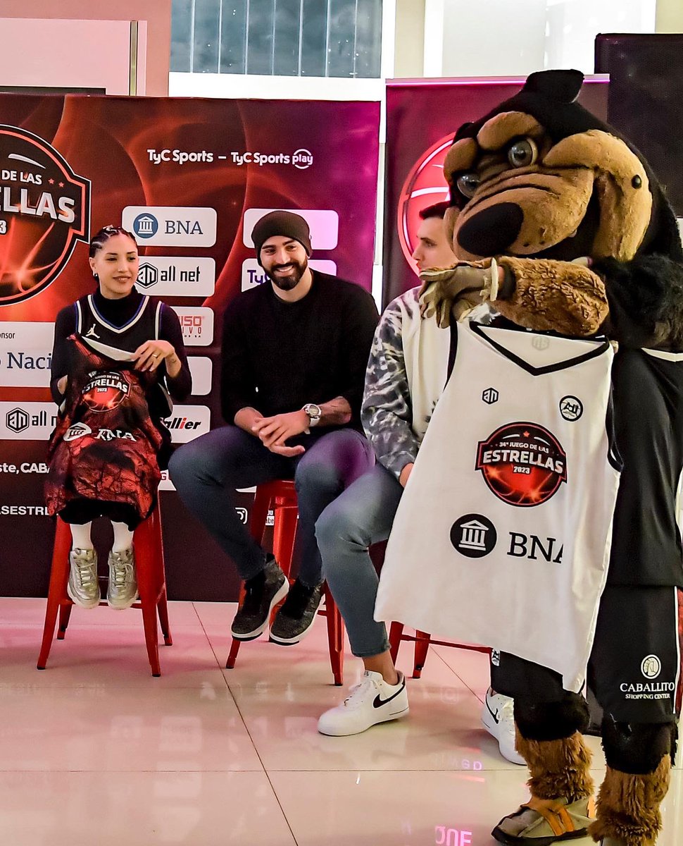 JdelasEstrellas's tweet image. 👕🏀💫 @AllNetSports1 la indumentaria oficial de las Estrellas ⭐️

⛹🏻‍♀️⛹🏻Presentamos las camisetas de los jugadores y jugadoras, que lucirán por cuarta vez, la indumentaria de #AllNet en la 3️⃣4️⃣ edición del #JdelasEstrellas 💫

¿Cuál es tu favorita?, ¿🔴 o ⚪️?.