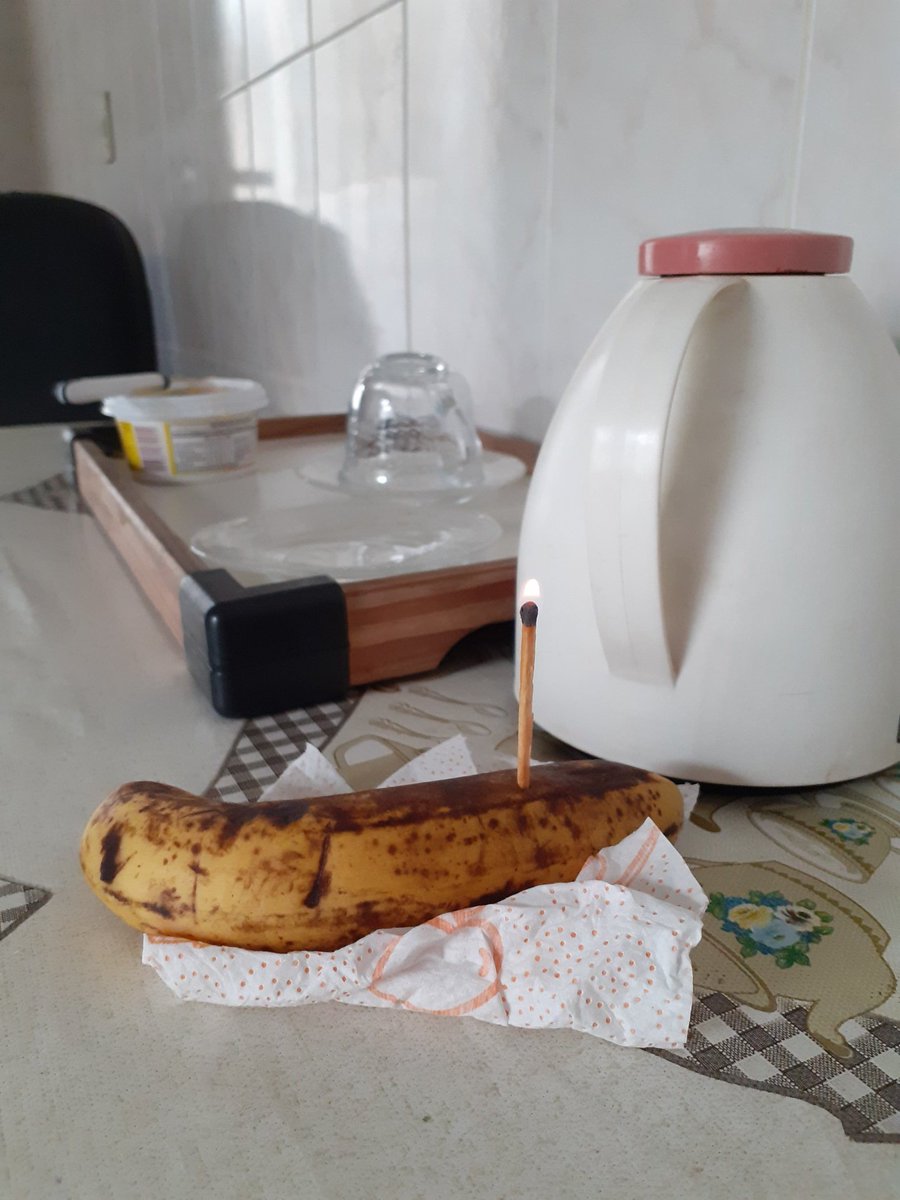 pekenobrocolis's tweet photo. Trouxe uma banana pro trabalho para trocar o pão na hora do café 

Comemoramos hoje o primeiro mêsversario dela 🥳🎉 https://t.co/0hskoeyjEY