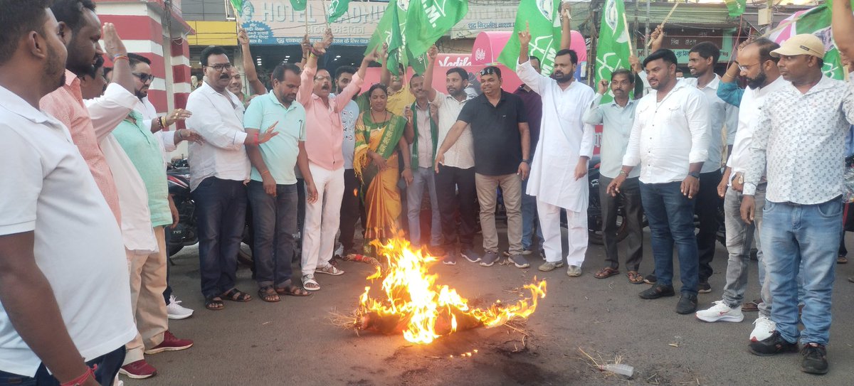 Nandu4834's tweet photo. आज दिनांक 20/7/23 को झामुमो के द्वारा मनीपुर में महिलाओं के साथ हुए दुर्व्यवहार के विरोध में देवघर के टावर चौक पर भाजपानीत केंन्द्र सरकार का पुतला दहन किया गया। https://t.co/VkdeSpYJHP