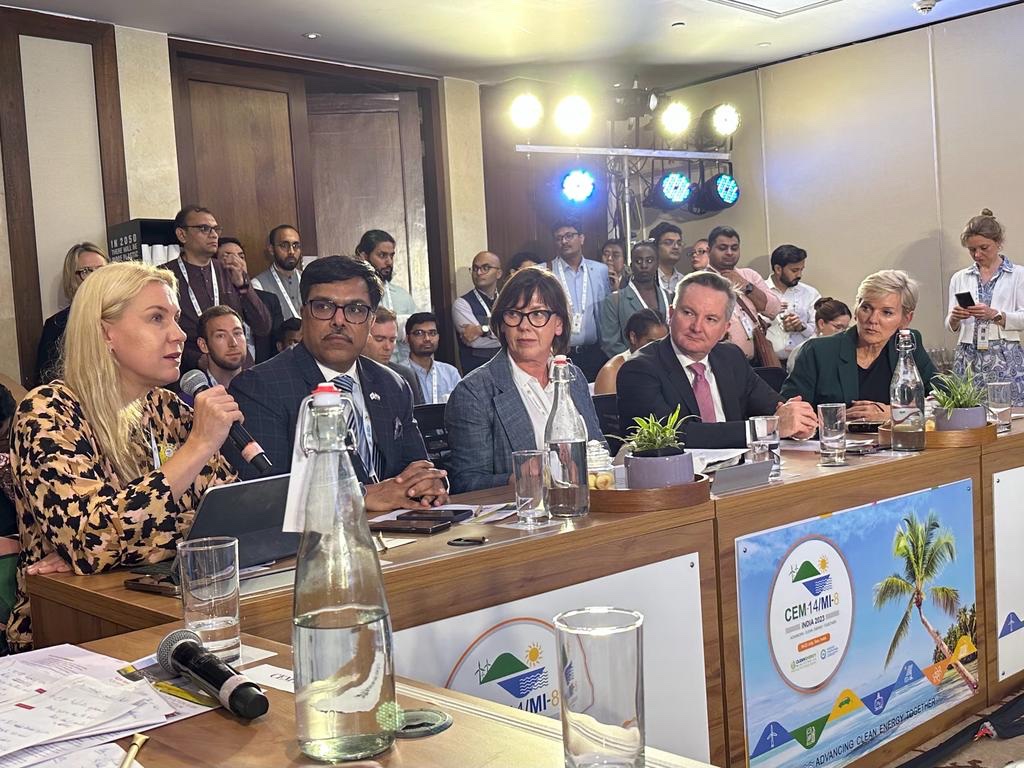 Decarbonisation of the power system is key for #energytransition.

The EU has made huge strides in decarbonising the power system &amp; today, more than 40% of the electricity produced in 🇪🇺 comes from #renewables. 
Wonderful discussion today on it with a high-level group at #CEM14