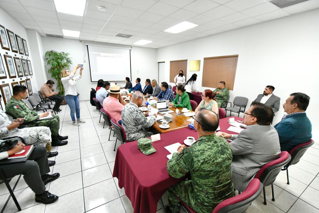SegobCoahuila's tweet photo. Inicia el día en la Mesa de #Seguridad, en la que autoridades estatales, federales, Ejército Mexicano y Guardia Nacional, dan revisión a las acciones en esta materia y acordaron fortalecer las estrategias para que #Coahuila siga siendo uno de los estados más seguros del país. https://t.co/TWD5CFPmHj