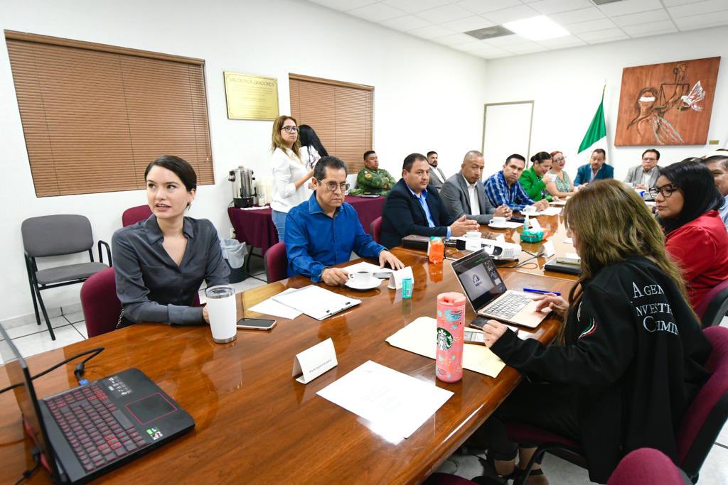 SegobCoahuila's tweet photo. Inicia el día en la Mesa de #Seguridad, en la que autoridades estatales, federales, Ejército Mexicano y Guardia Nacional, dan revisión a las acciones en esta materia y acordaron fortalecer las estrategias para que #Coahuila siga siendo uno de los estados más seguros del país. https://t.co/TWD5CFPmHj