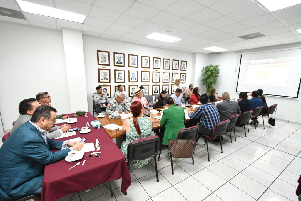 SegobCoahuila's tweet photo. Inicia el día en la Mesa de #Seguridad, en la que autoridades estatales, federales, Ejército Mexicano y Guardia Nacional, dan revisión a las acciones en esta materia y acordaron fortalecer las estrategias para que #Coahuila siga siendo uno de los estados más seguros del país. https://t.co/TWD5CFPmHj