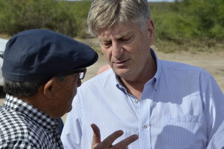 AlRural's tweet photo. Se giró a diputados el proyecto de Ley que prorroga los remates de campos en el oeste

El gobernador Sergio Ziliotto ratificó la postura que asumió ante puesteros del oeste en el año 2018, para evitar que sean despojados de sus tierras mediante remates

https://t.co/IIwCYLDS9V https://t.co/ydm8xrBZsm