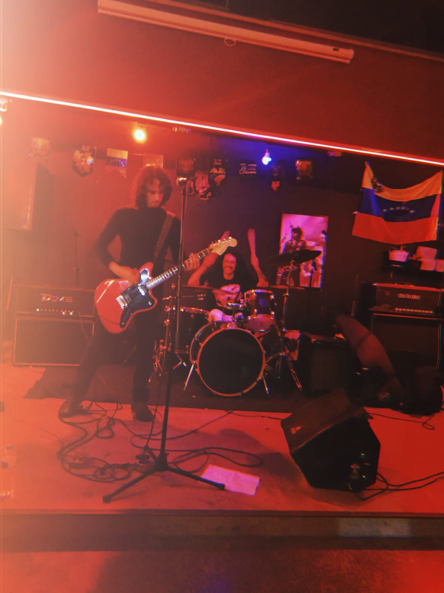 issorock's tweet photo. #tbt da última edição do @darksunnfestival em Lagoa da Prata e da primeira noite do @chamaindependente no @rockinbeerbh. Que saudade! https://t.co/1IKCc90O6b