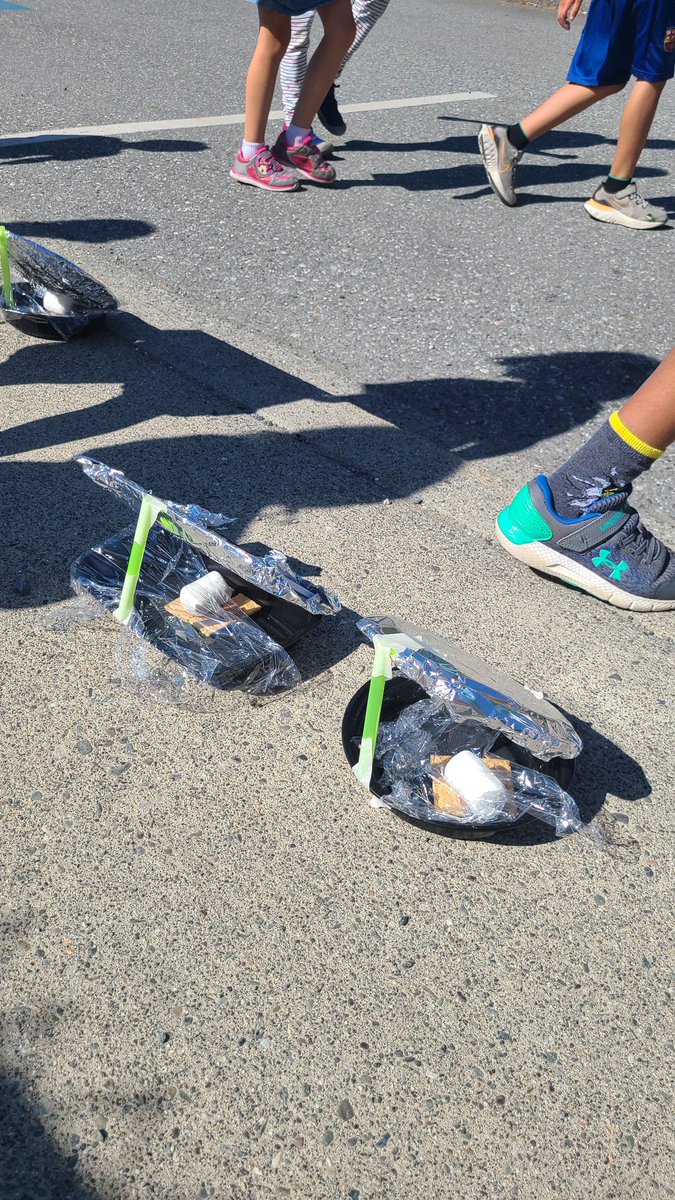 ThiesenArt's tweet image. Inquiry: Is it hot enough to make s'mores on the sidewalk? @abbotsfordsd Summer Explorers students at Godson design ovens and find out! #outdoored #inquiry #imaginativeed #literacy #STEM