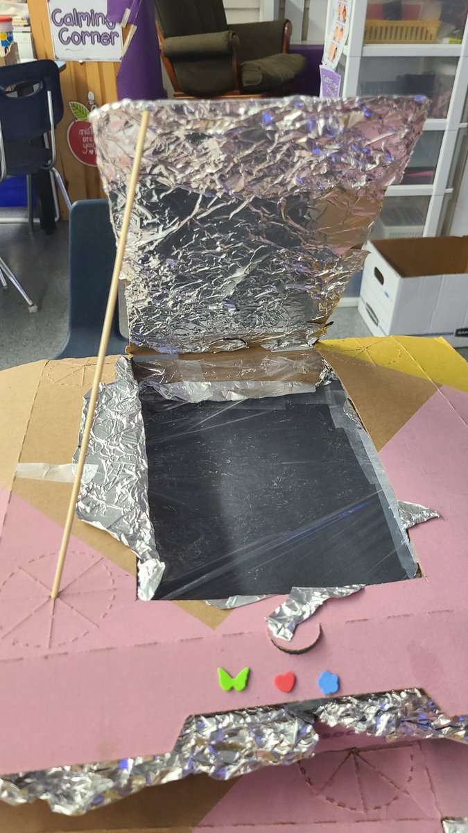 ThiesenArt's tweet image. Inquiry: Is it hot enough to make s'mores on the sidewalk? @abbotsfordsd Summer Explorers students at Godson design ovens and find out! #outdoored #inquiry #imaginativeed #literacy #STEM