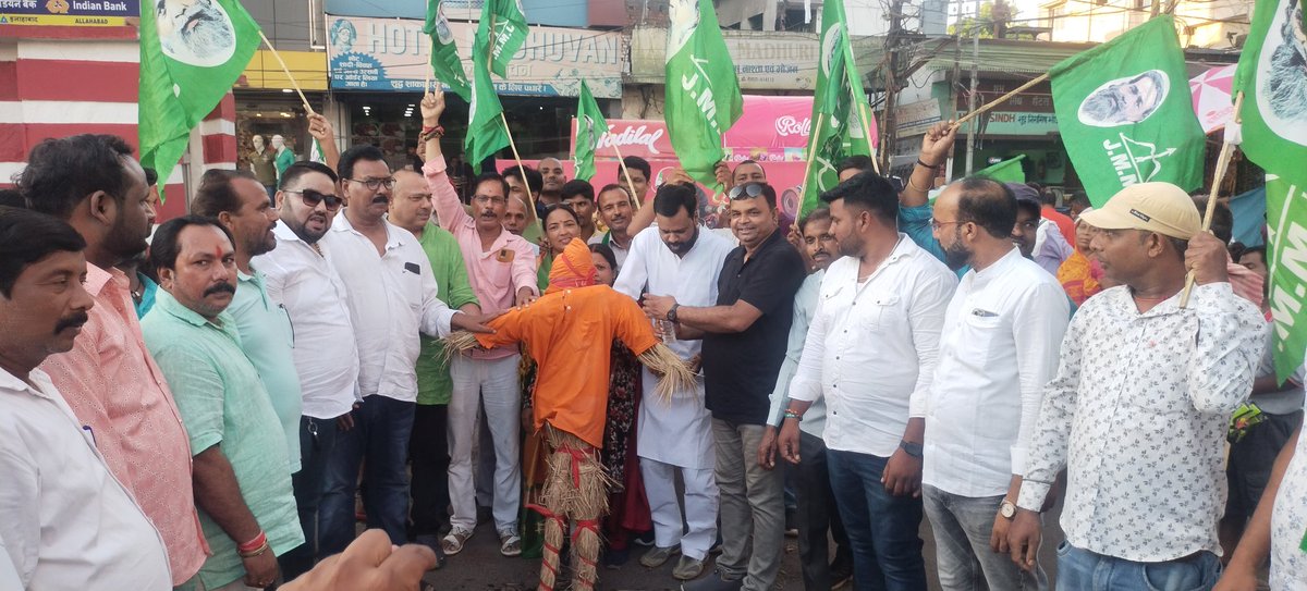 Nandu4834's tweet photo. आज दिनांक 20/7/23 को झामुमो के द्वारा मनीपुर में महिलाओं के साथ हुए दुर्व्यवहार के विरोध में देवघर के टावर चौक पर भाजपानीत केंन्द्र सरकार का पुतला दहन किया गया। https://t.co/VkdeSpYJHP