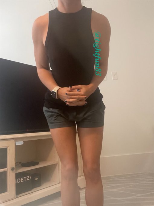 Can you tell I&rsquo;ve been working out? 😘 Happy Thursday! You know where the good stuff is 💜 https://t.c<a href="/tag/tbt"class="tags"><span>#tbt</span></a>