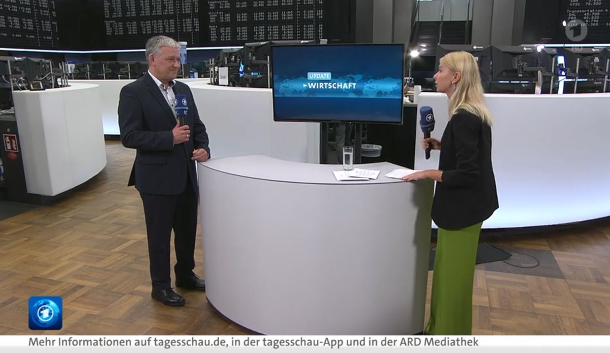 SamirIbrahimHH's tweet photo. Gut, wenn man sich wegen seiner Zeit beim @ndr ein bisschen mit Schiffen und Seerecht auskennt 😎 Dann darf man auch als Börsenfuzzi zur wunderbaren Kollegin @AnneCatbe in Sachen #Weizen und #Ukraine in die Sendung  #UpdateWirtschaft auf @tagesschau24 https://t.co/8PiidROjfX