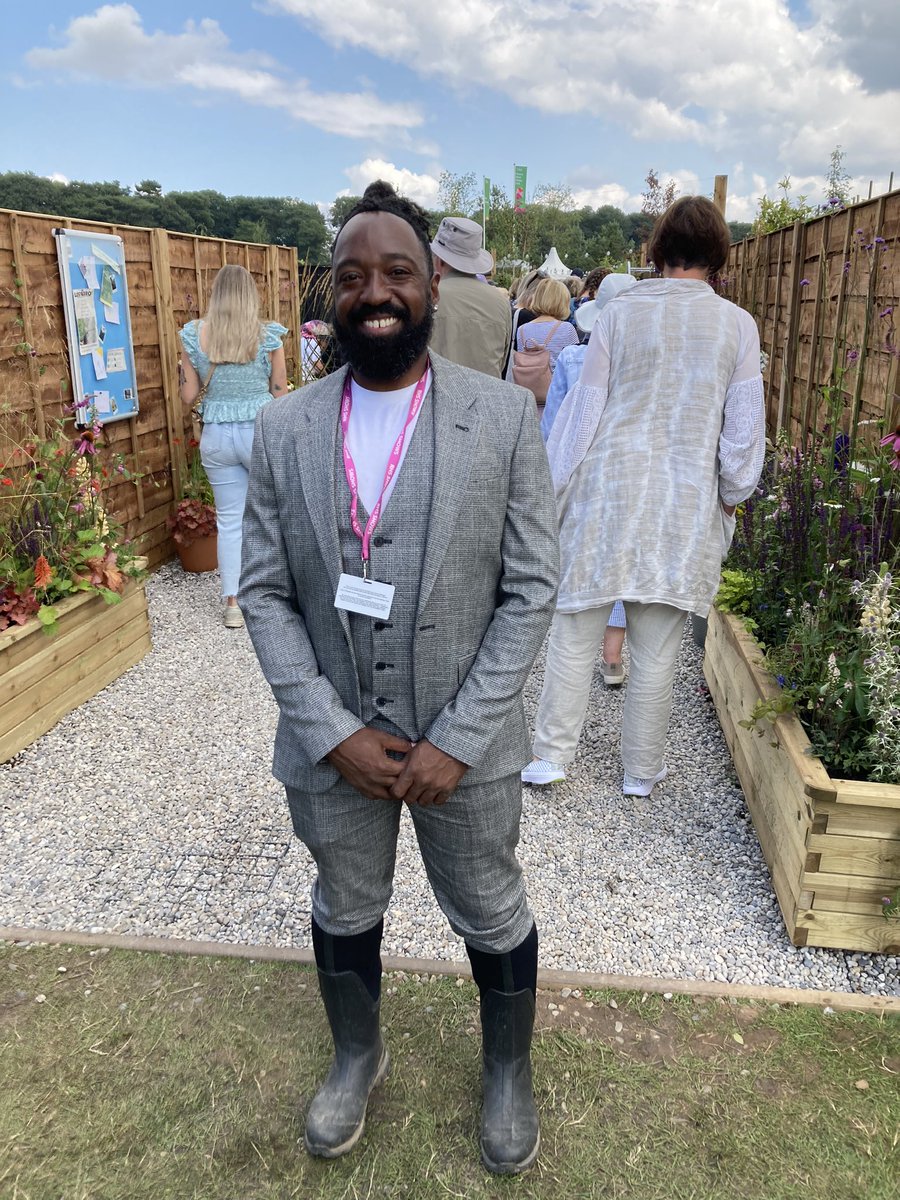 A man and his ginnel garden: my friend Jason @CloudGardenerUK with his brilliant innovative garden in a ginnel (I thought it was an alleyway but I soon learned differently). At @RHS Tatton Park today