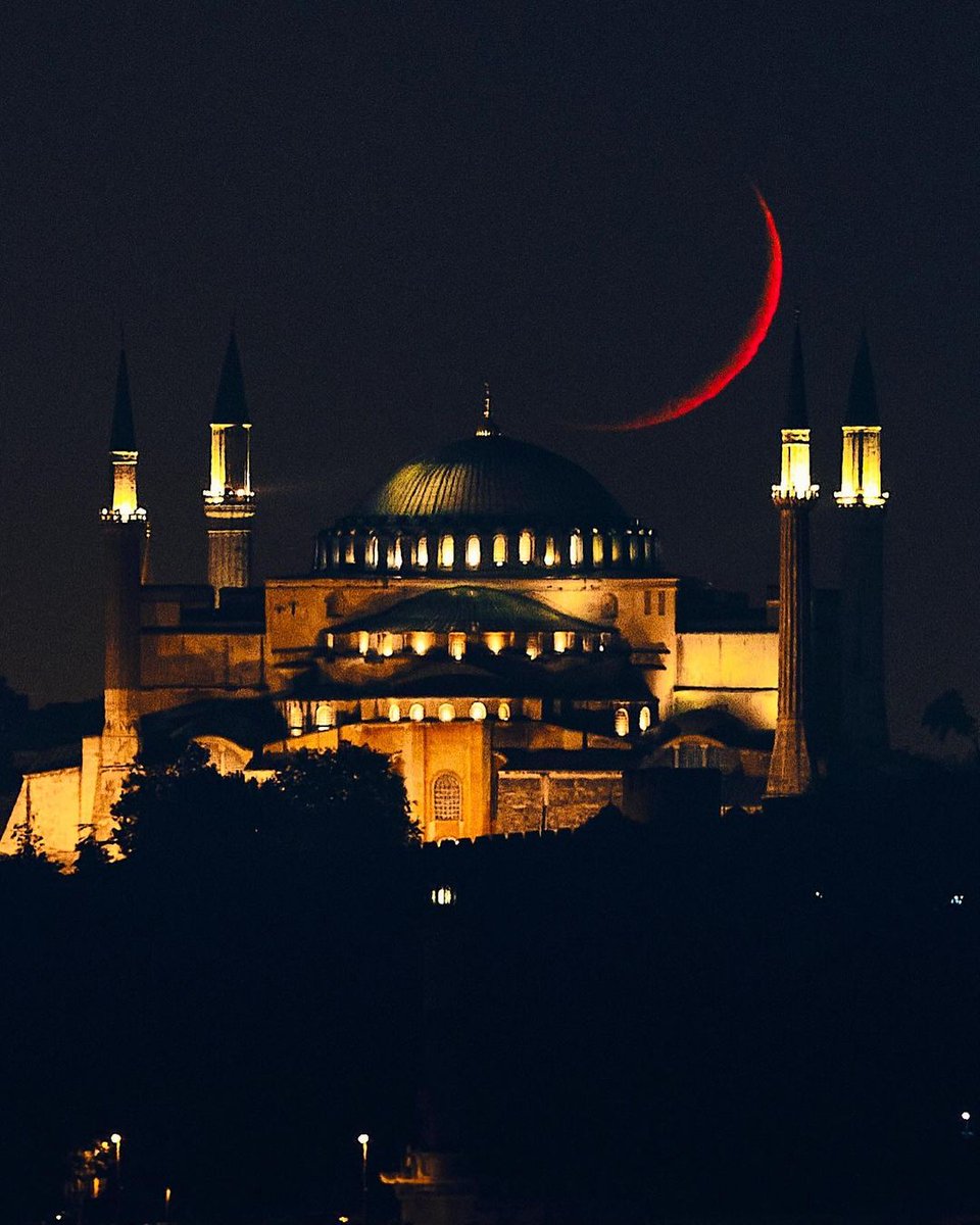 The Bosphorus is the perfect spot for dramatic viewings of the Moon. Mark your calendar and bring your camera gear to light up your mood and photo gallery. #InternationalMoonDay

📸 IG: johannes_moths