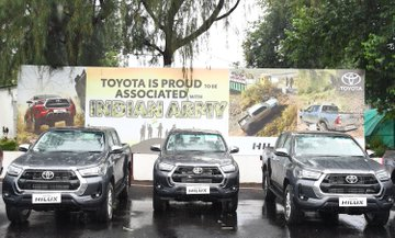 timesofindia's tweet photo. #IndianArmy - modernizing the fleet to conquer any terrain!
#LtGenAnindyaSengupta, #COS_NC received first set of Toyota Hilux - Mountain off-Road Vehicles(MRVs) from Mr. V. Wiseline Sigamani, General Manager – Strategic Business Unit (North) after rigorous testing in most inclement weather & rough terrain.
The Hilux, known for its toughness, durability, reliability, & off-roading capabilities with its powerful engine & 4x4 drive coupled with enhanced safety features will boost the #Operational readiness and modernize the fleet of #IndianArmy.
#transformingIA #OnPathToTransformation #ToyotaHilux
@adgpi
@Toyota_India