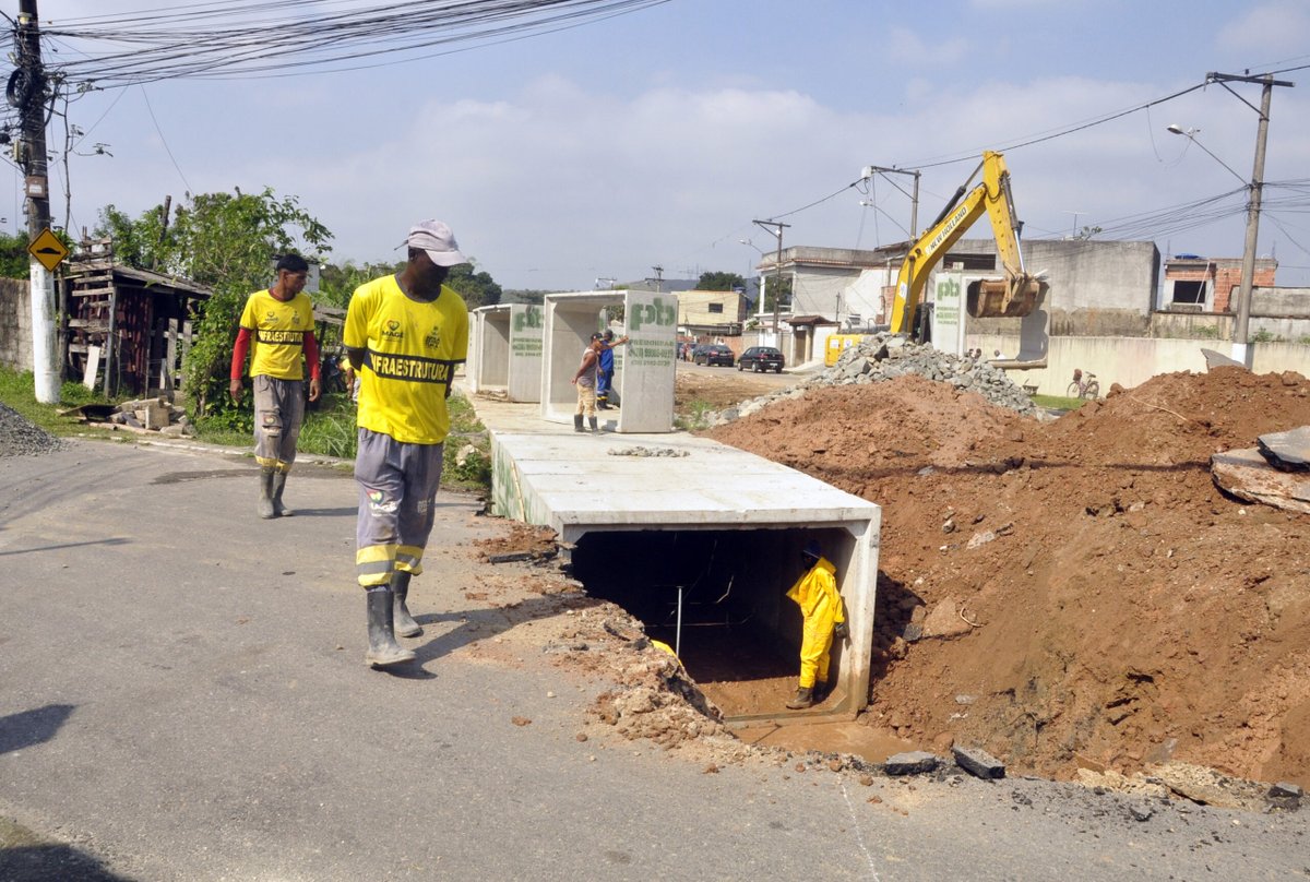 destaque_mage's tweet photo. As equipes da Infraestrutura, da Prefeitura, estão no bairro do Batatal, em Fragoso, com obras de drenagem para a construção de mais um Parque Linear. Esse projeto contempla urbanização, paisagismo, parquinho, pista para caminhada e estacionamento. https://t.co/gy9ugnBgrZ